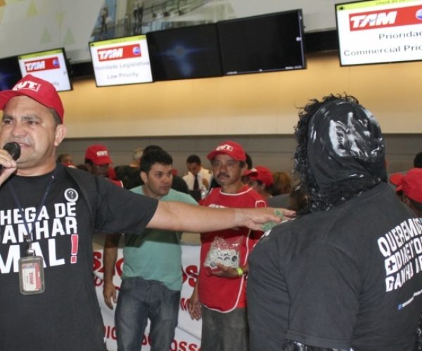 atodacampanhasalarialembrasilia22-12-ns-mc35foto1029-not2173-not2292