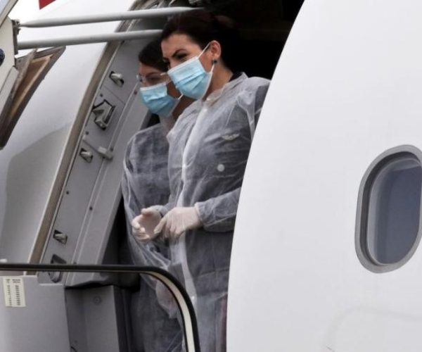 comissarias-de-companhia-aerea-grega-aguardam-passageiros-na-aeronave-em-plena-pandemia-de-coronavirus-1589211403753_v2_900x506