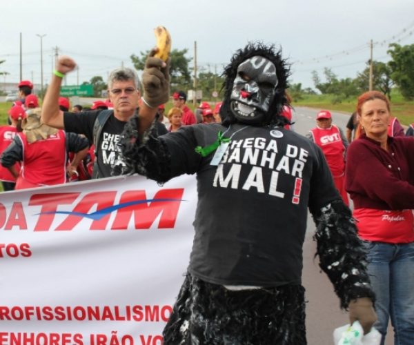 manifestantesemacaminhodoaeroportofoto990-not1462